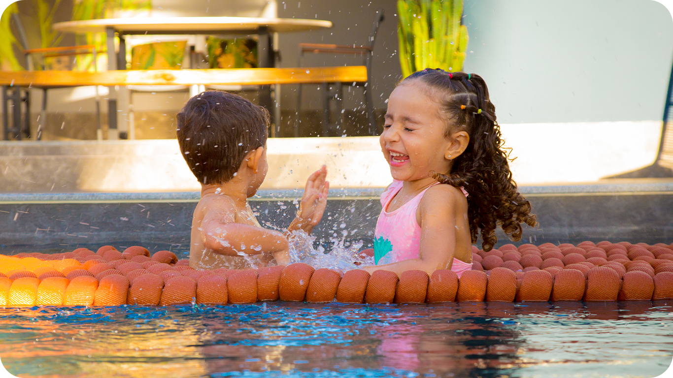 Crianças brincando na piscina de forma segura