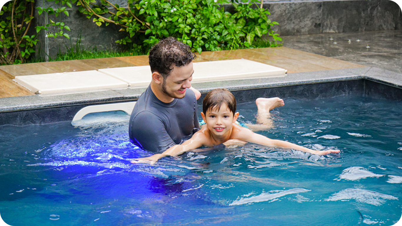 Pessoas aproveitando as vantagens da piscina para a saúde