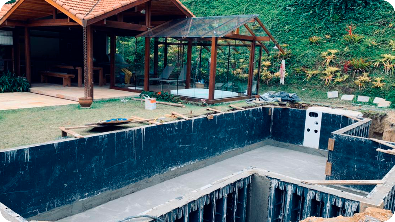 Processo de construção de uma piscina de concreto