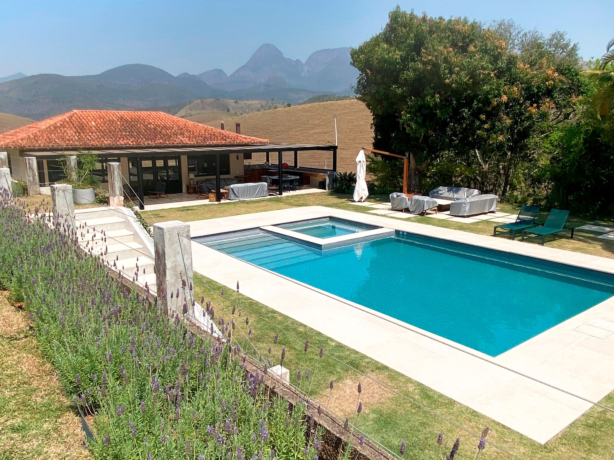 Uma piscina localizada na região serrana do Rio de Janeiro, a piscina possui hidromassagem integrada cercada de uma paisagem de montanhas