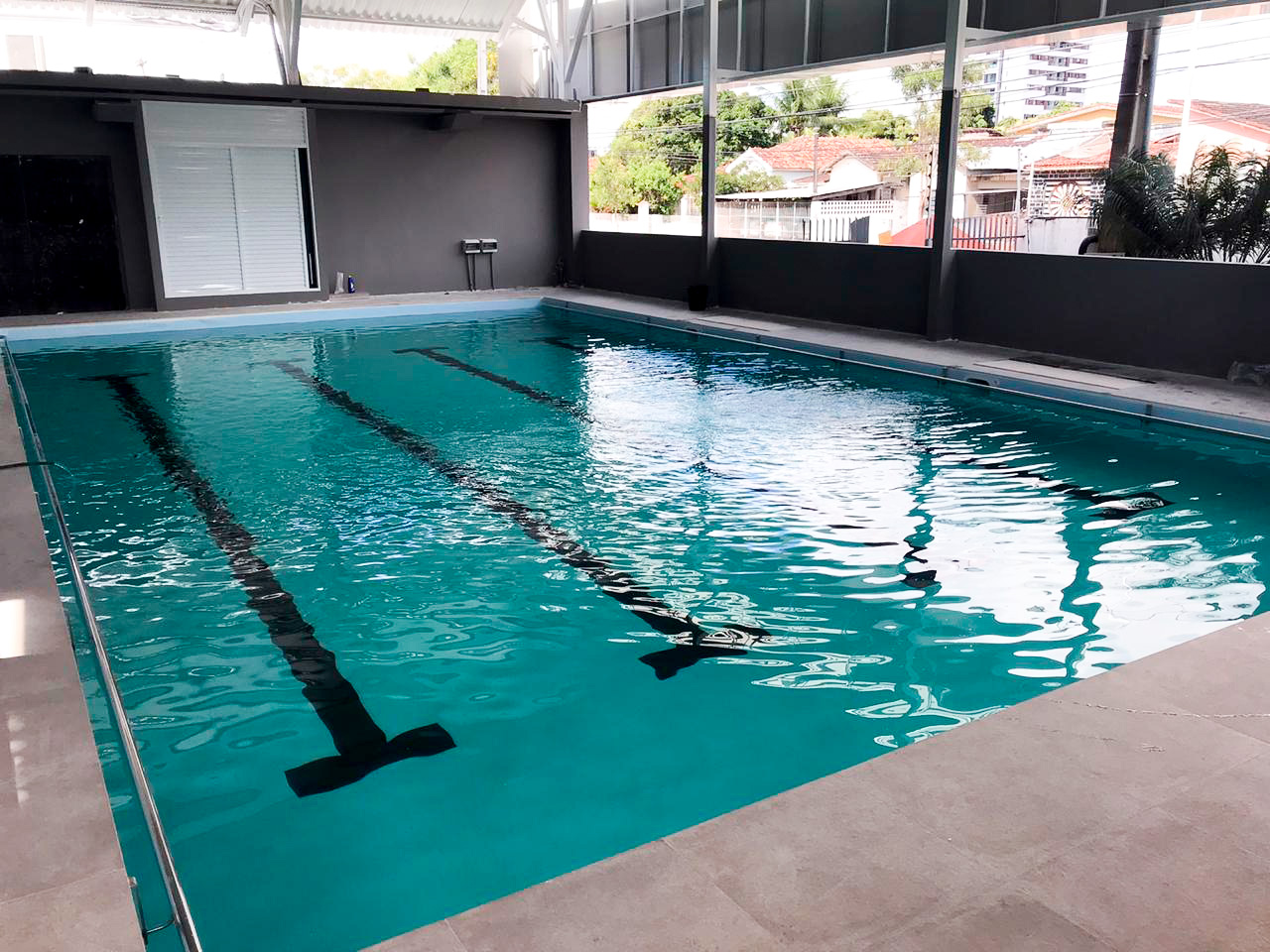 Uma piscina com raia localizada dentro de uma academia em Recife